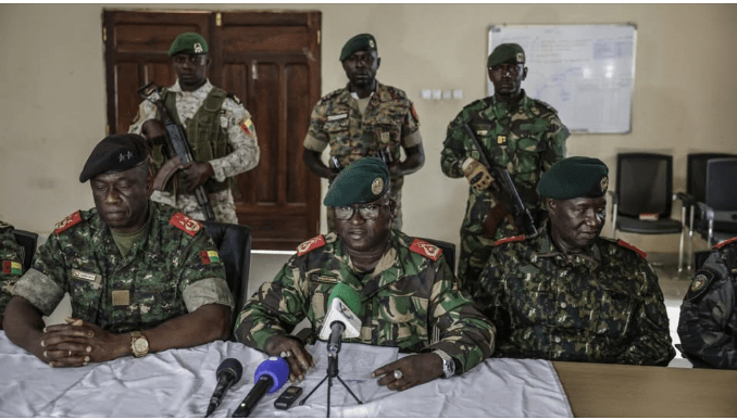 Militares assumem controle na Guiné-Bissau, suspendem eleições e anunciam detenção do&nbsp;presidente